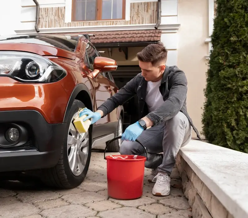 Lavage auto à domicile Loyat : professionnel intervenant sur un véhicule